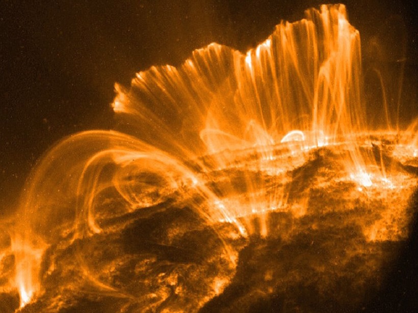 Pętle koronalne, niosące prąd elektryczny ponad powierzchnią Słońca. Źródło: NASA/TRACE